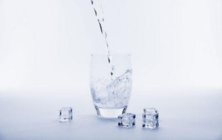 verre eau glaçons
